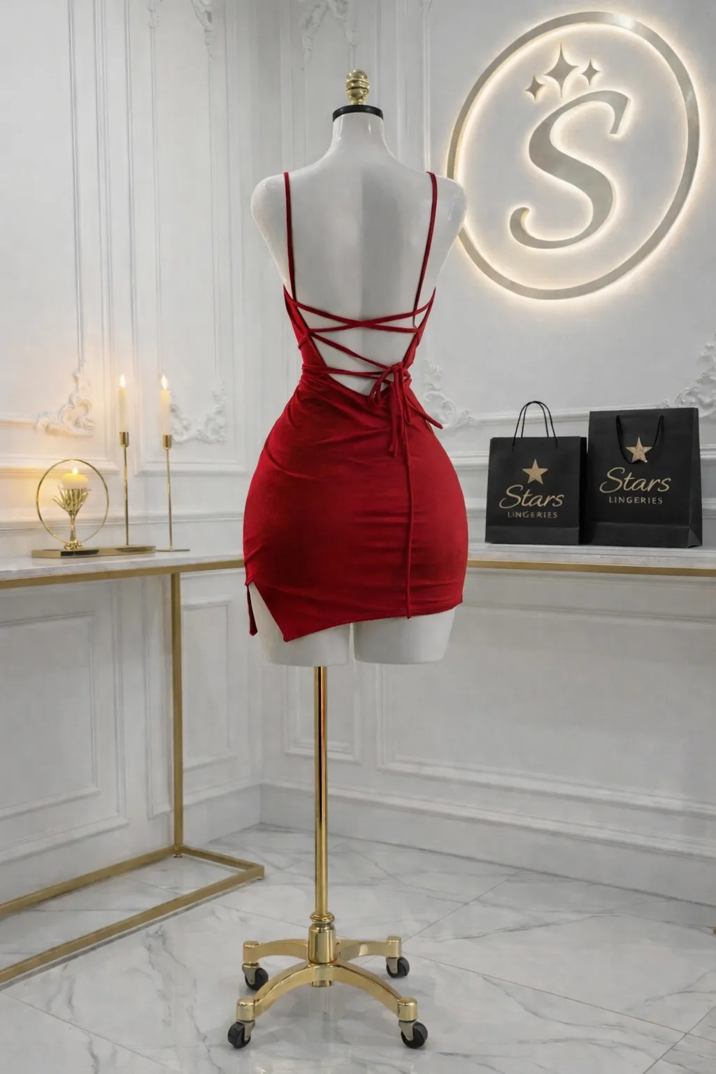 Robe courte glamour à dos lacé