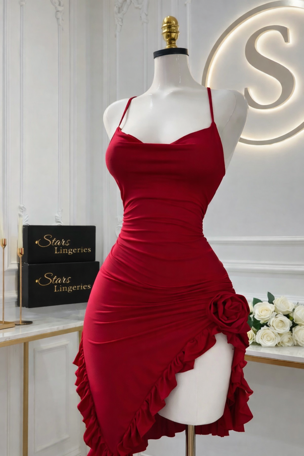 Robe courte fendue à volants avec rose