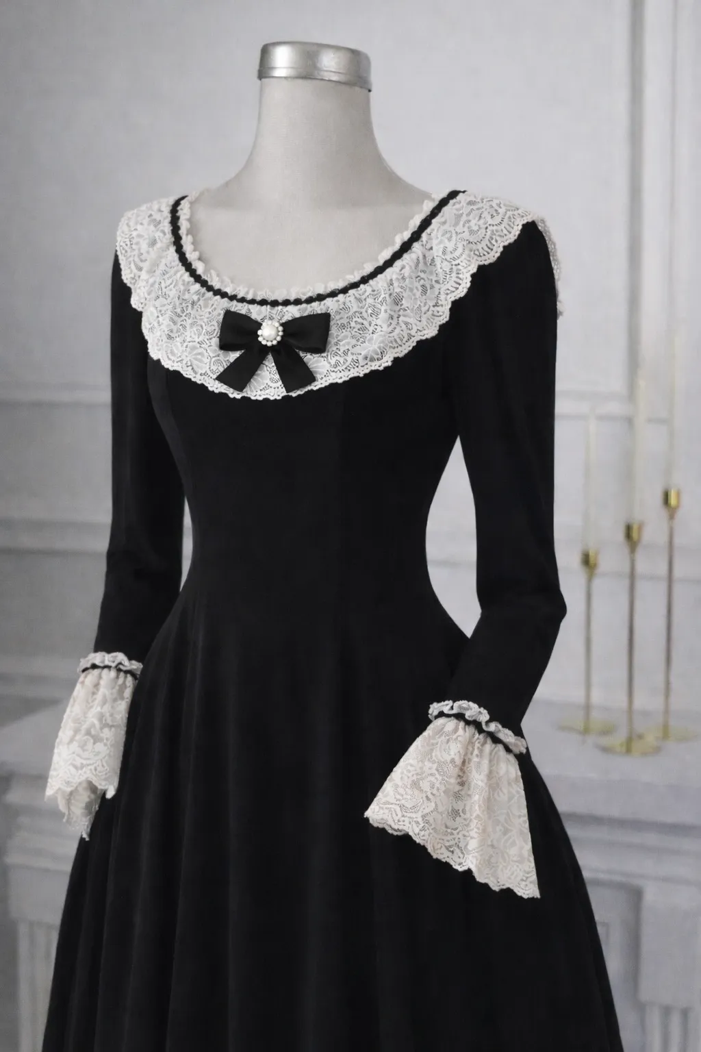 Robe folklorique noire avec des détails en dentelle